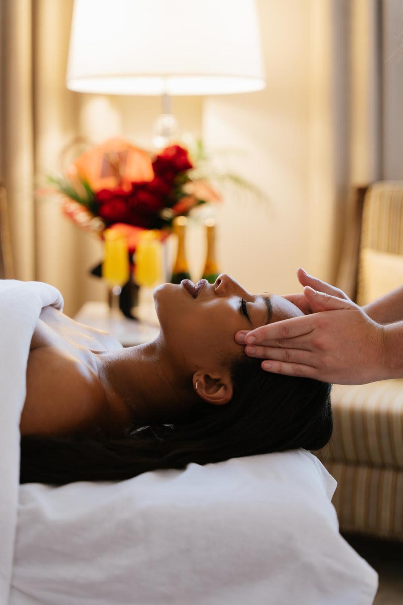 Hotel Birks Montréal Kültér fotó A woman receiving a head massage
