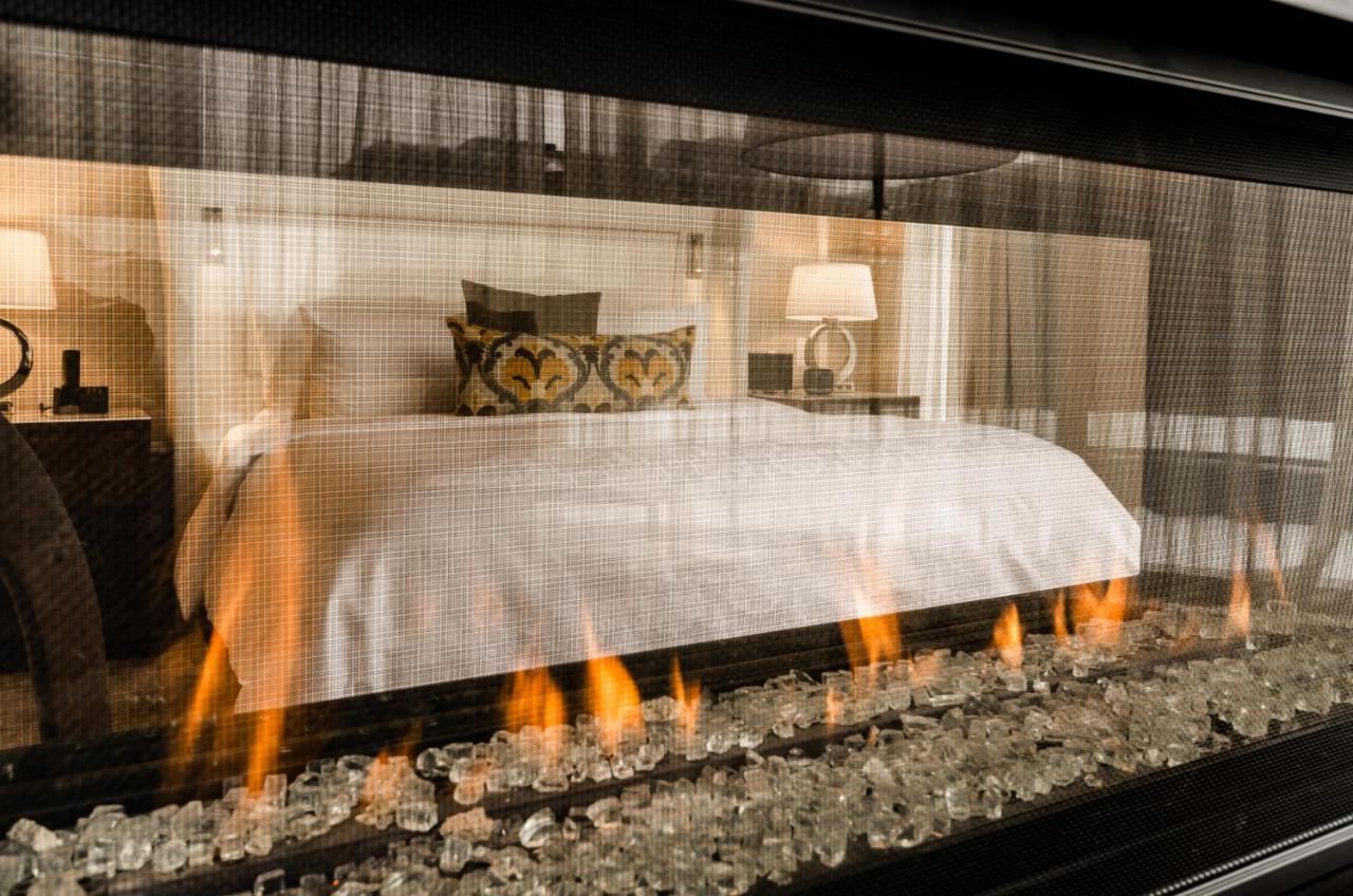 Hotel Birks Montréal Kültér fotó A fireplace with a glass screen